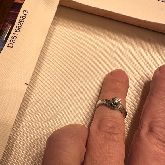 Size 5 small engagement ring. Very pretty and petite wrap design - Picture 7 of 9